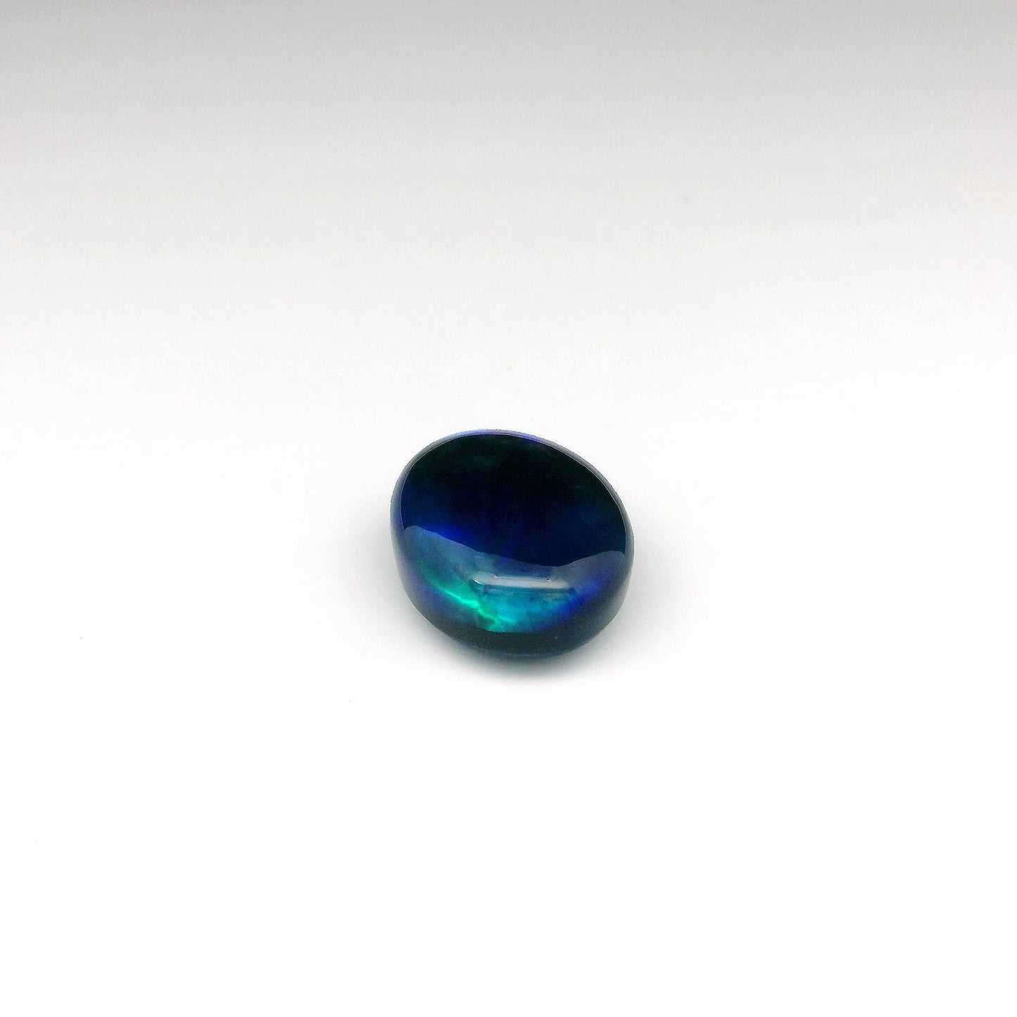 7.75ct Cat's Eye Pattern Green Opal Gemstone