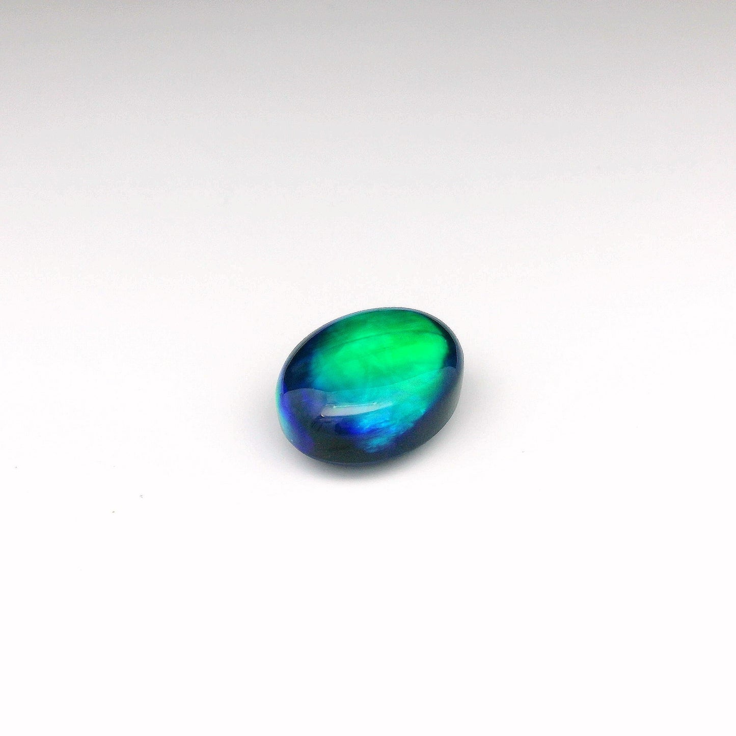 7.75ct Cat's Eye Pattern Green Opal Gemstone