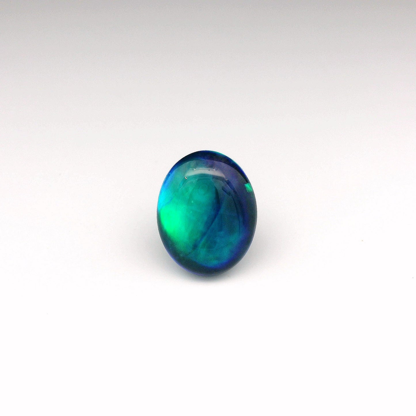 7.75ct Cat's Eye Pattern Green Opal Gemstone